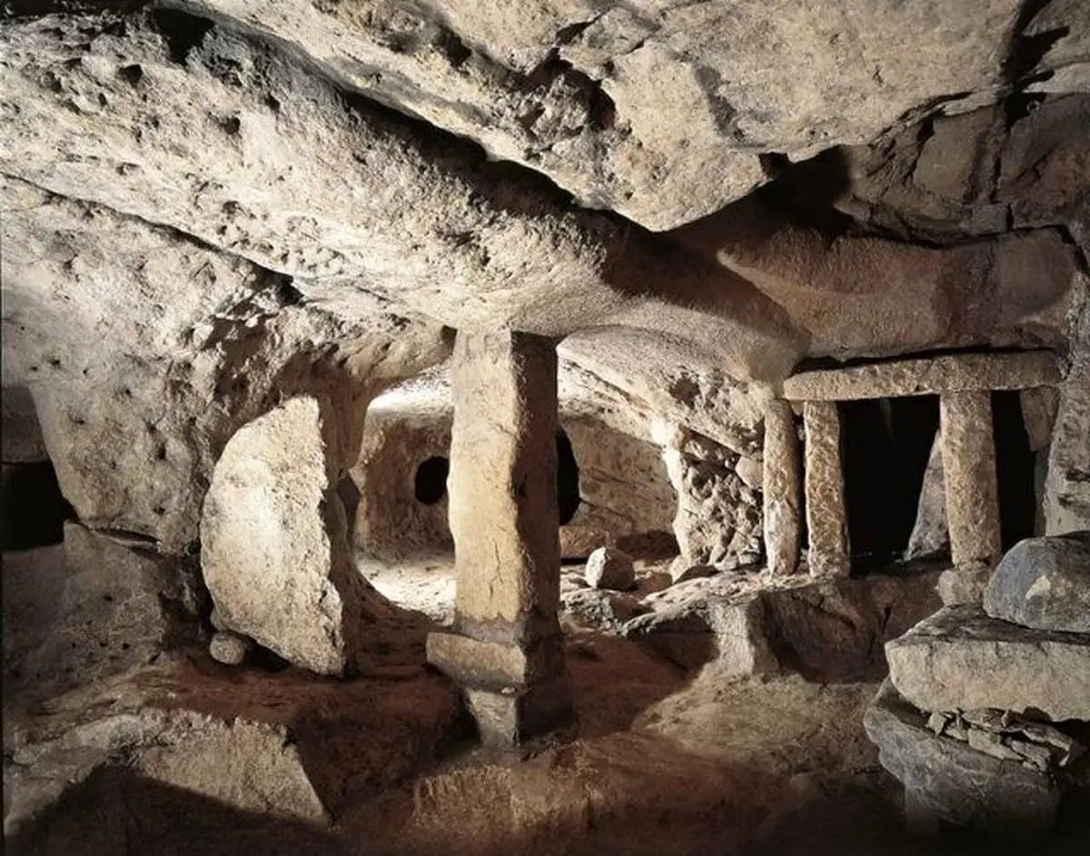 دیوارهای هزارساله‌ای که در اعماق مالت آواز می‌خوانند؛ تجربه‌ای شگفت‌انگیز از صدا و آرامش!