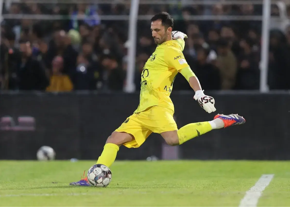 دروازه‌بان استقلال با اجازه ساپینتو راهی اسپانیا شد؛ بازگشت در راه است!