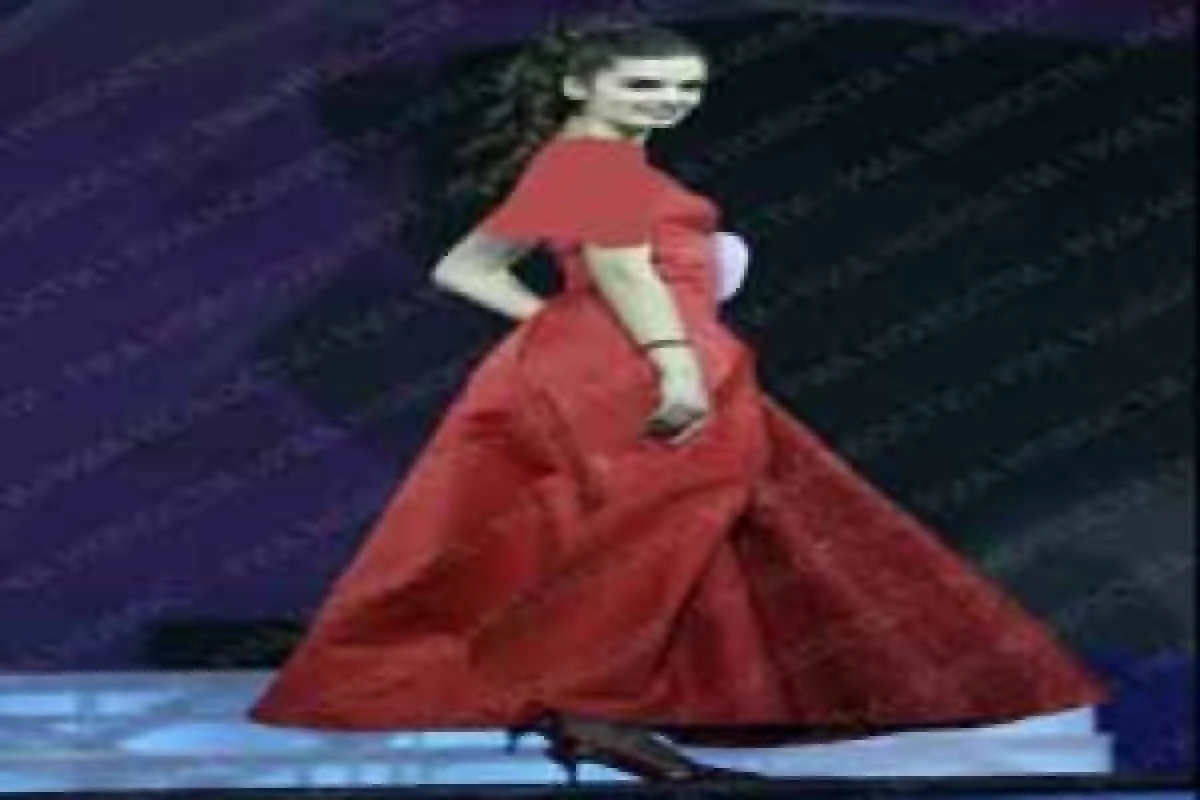 انتخاب دختری که همه را مجذوب خود کرد؛ راز جذابیت بی‌نظیر او چیست؟ (عکس)