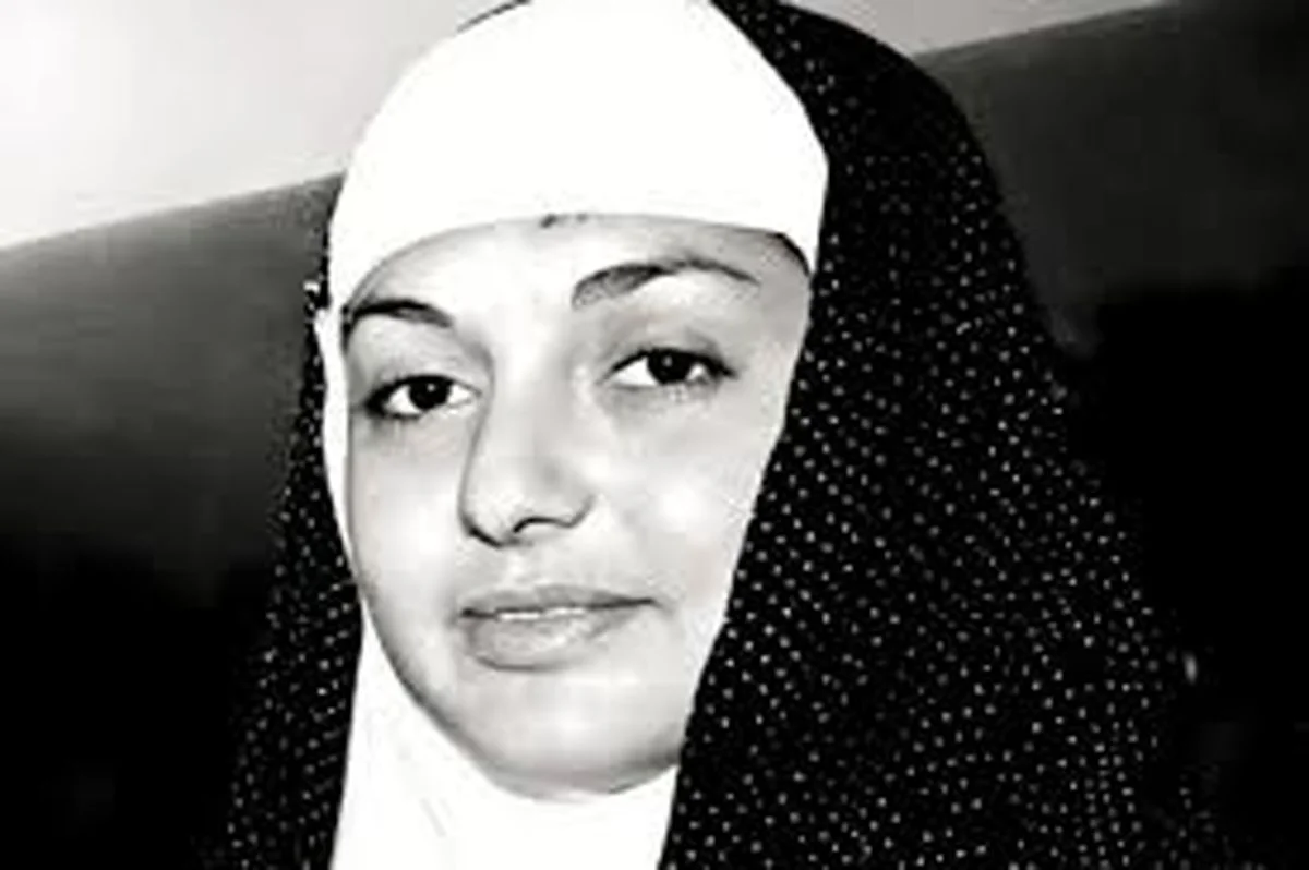 تصویری نایاب از گوگوش در سفر حج ۲۶ سالگی‌اش که همه را شگفت‌زده کرد!