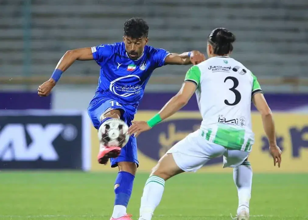 اعتراض شدید خیبر خرم‌آباد به پنالتی جنجالی استقلال در دقایق ابتدایی بازی!