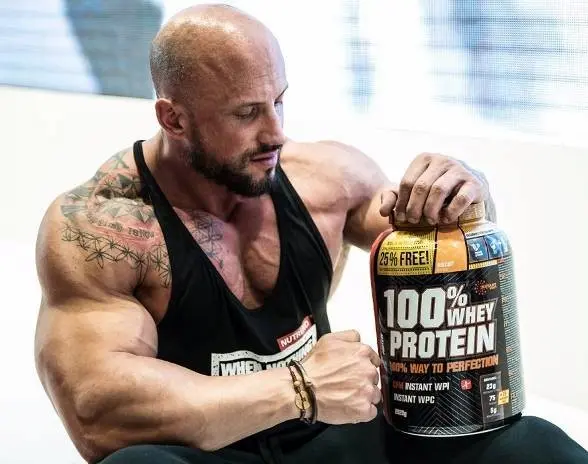 بهترین زمان مصرف پروتئین وی از نگاه ورزشکارهای حرفه‌ای