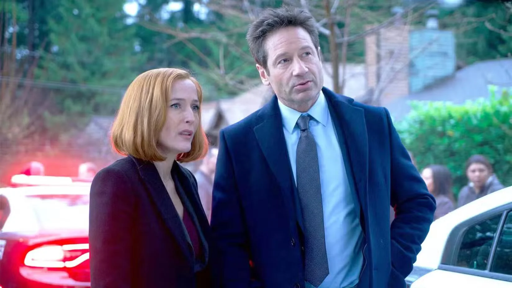 gillian anderson and david duchovny standing together in a scene from the x files season 11 سریال the x files