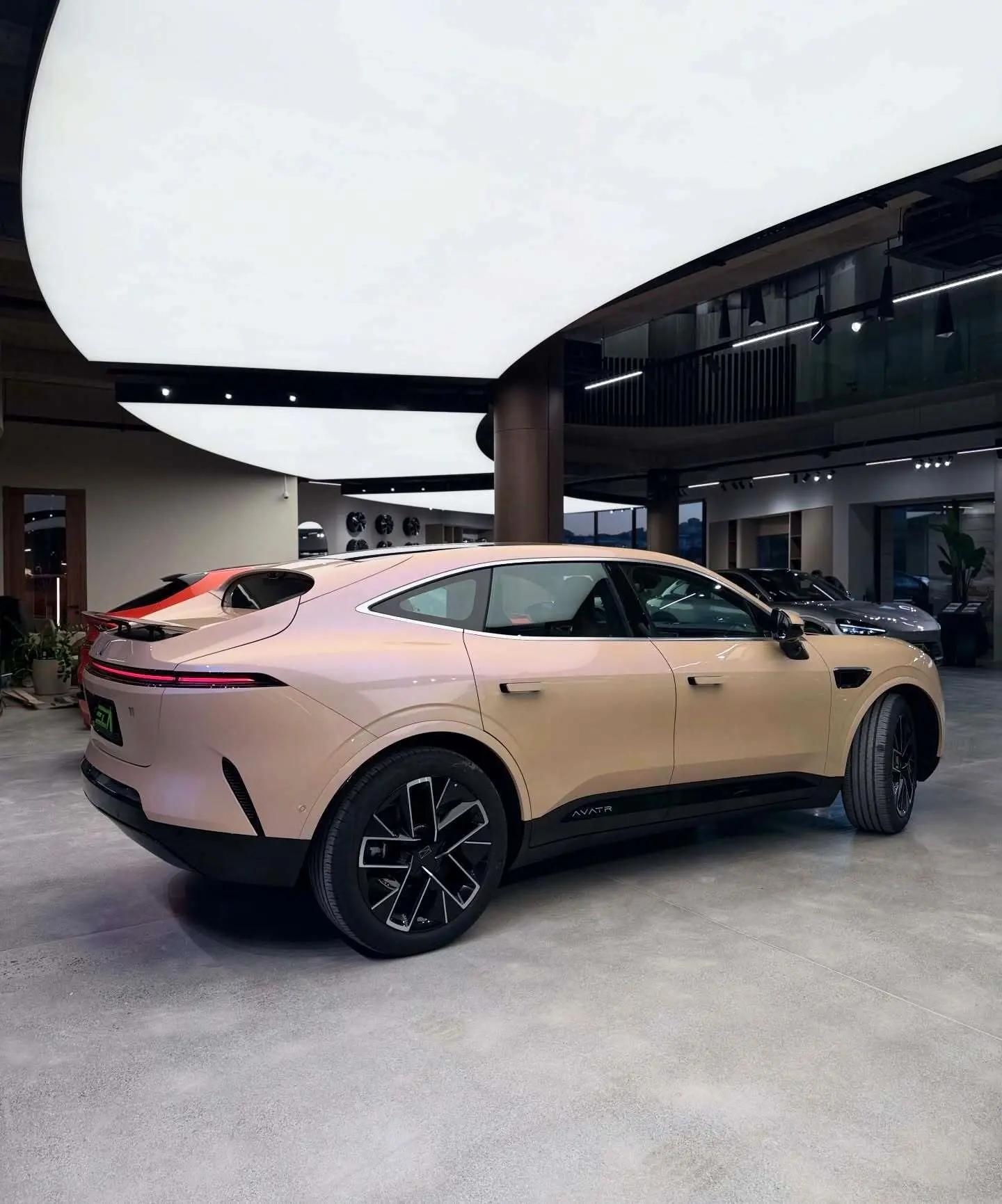 نمای ظاهری خودروی شاسی‌بلند الکتریکی آواتار ۱۱ الترا (AVATR 11 Ultra) به رنگ مشکی با رینگ‌های ۲۱ اینچی و باله عقب فعال.