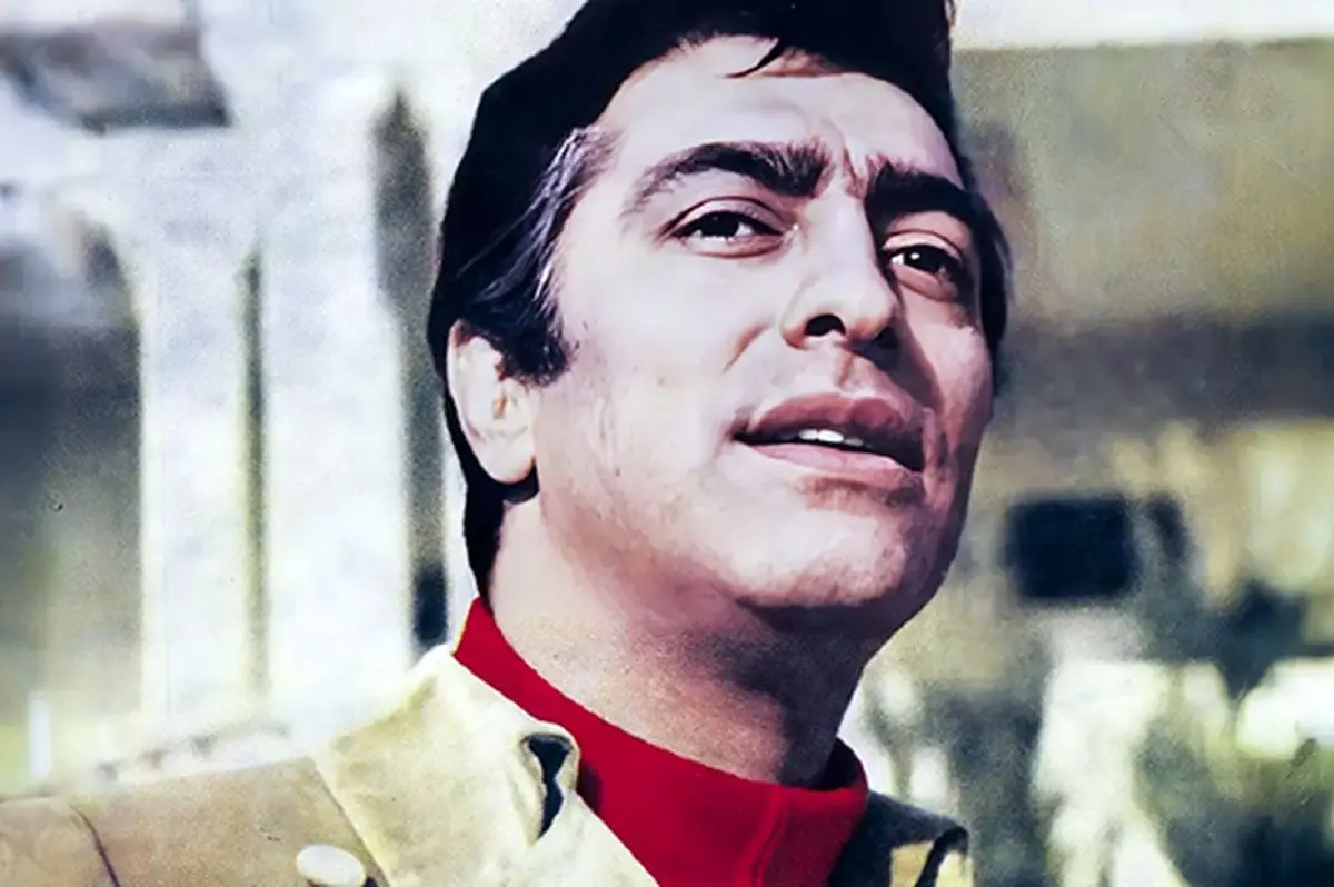 عکسی نایاب از لحظه دریافت نشان لیاقت فردین توسط محمدرضا پهلوی در کاخ مرمر