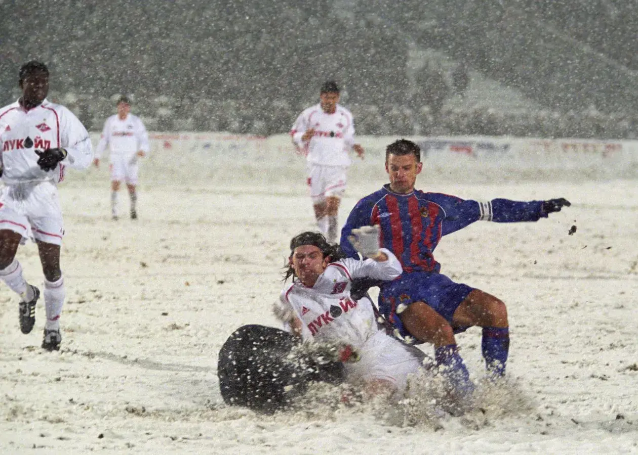 وقتی برف، زمین فوتبال روسیه را به تابلویی زیبا و متفاوت تبدیل می‌کند!