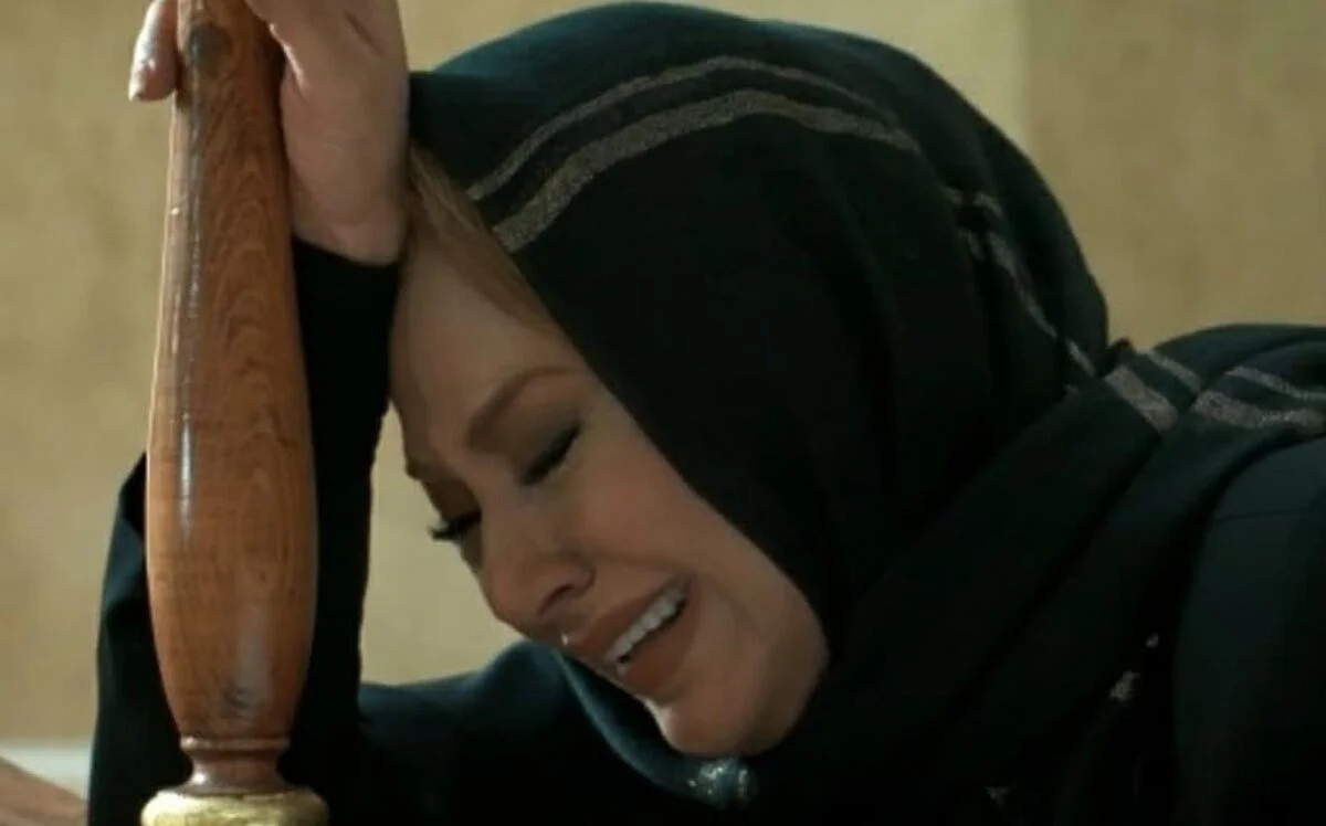 حال آشفته نسرین مقانلو در مراسم وداع با پدرش در بهشت زهرا، لحظاتی که دل‌ها را لرزاند