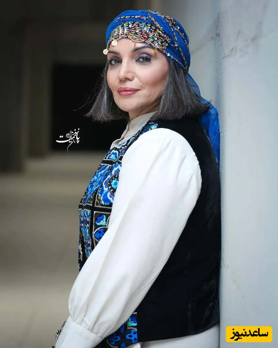 الهام پاوه نژاد گل به دست در کنار هنرمند مردمی معروف