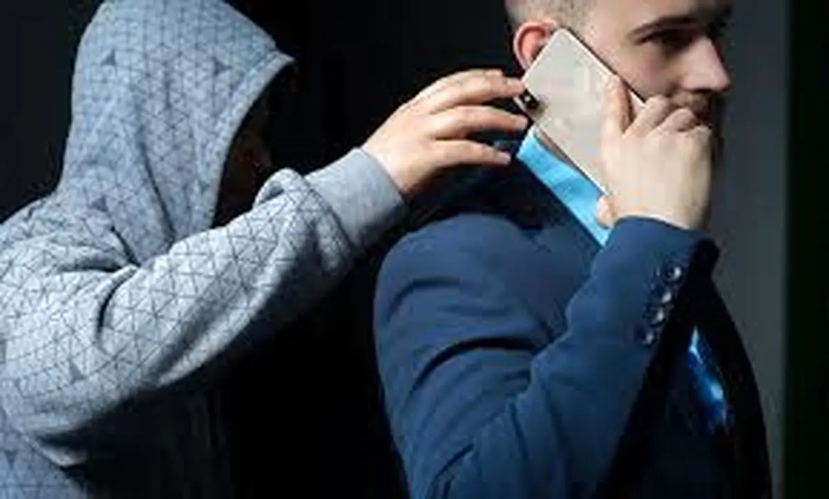 وقاحت عجیب سارق گوشی قاپ در برابر قربانی با گوشی ۱۰۰ میلیونی!