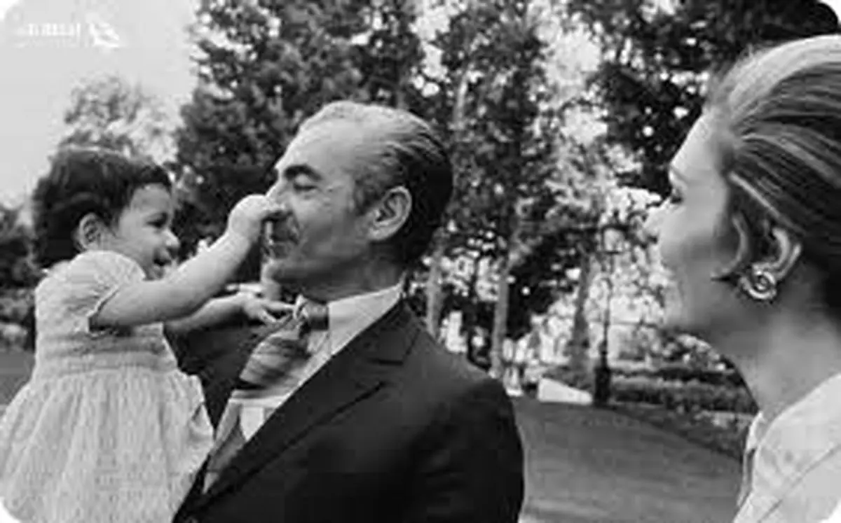 تصویری نادر از محمدرضا پهلوی و پسرش رضا در کاخ سعدآباد که سفر در زمان را تداعی می‌کند!