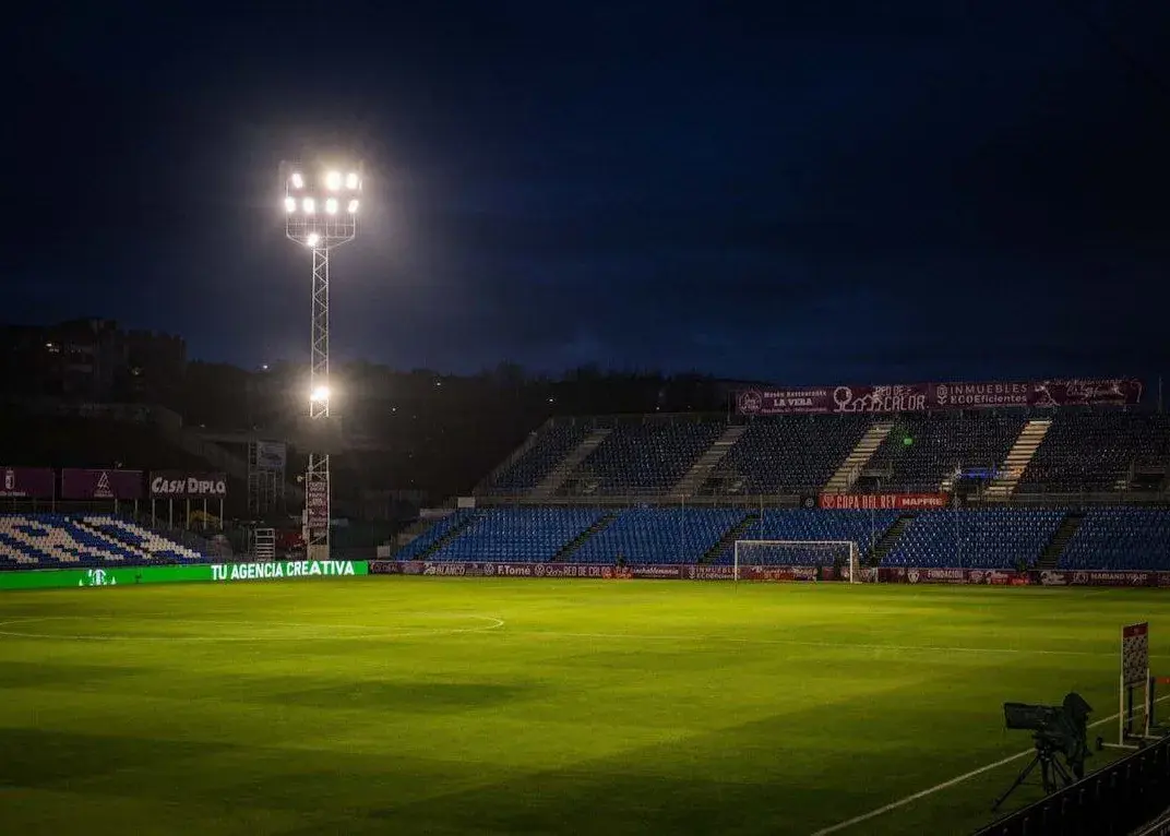 شروع بازی بارسلونا در جام حذفی با تاخیر امنیتی نیم‌ساعته!