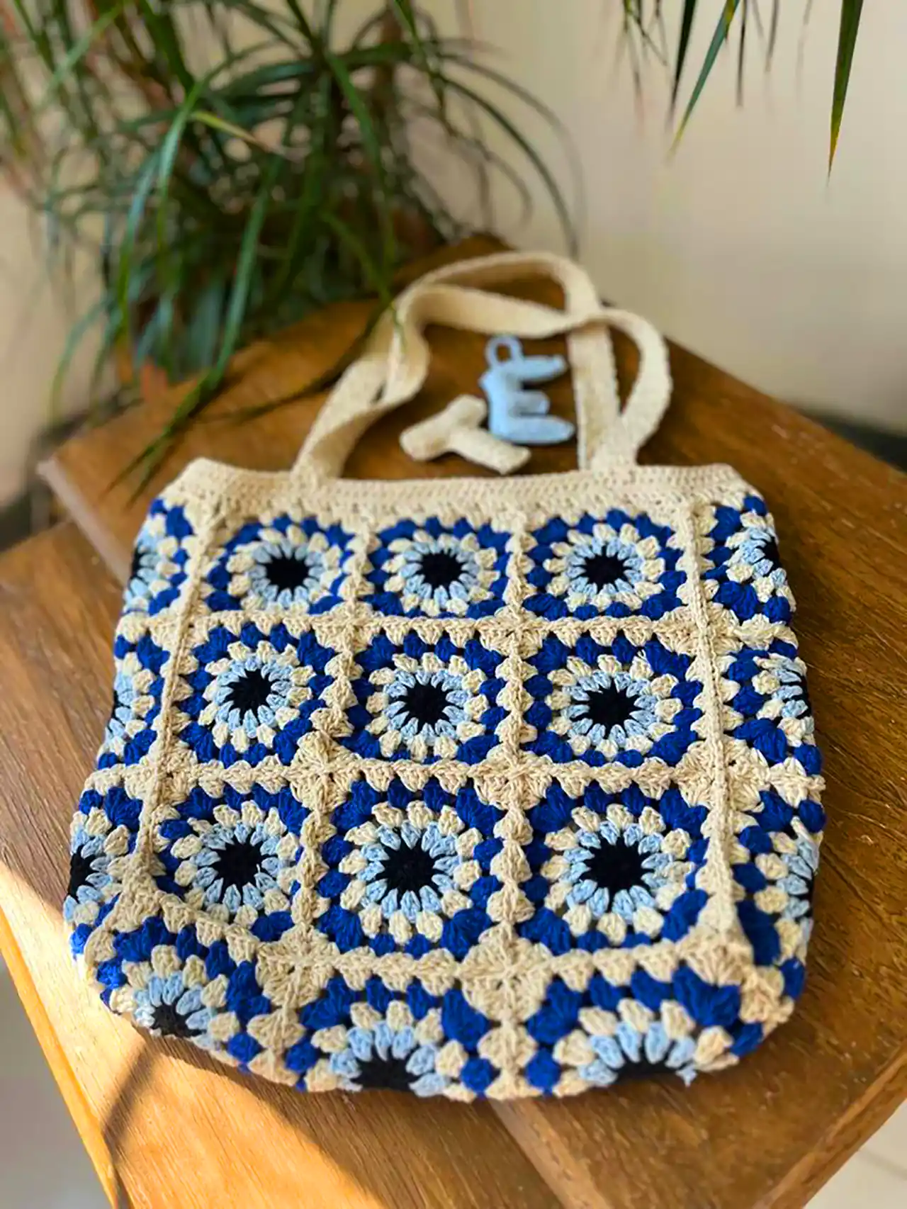 کیف دستبافت با موتیف ها 