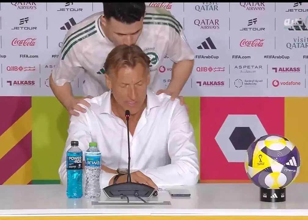 بوسه بر سر رنار پس از خراب کردن پنالتی