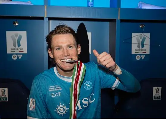 جشن قهرمانی ناپولی با دود سیگار؛ مک‌تامینی یاغی در رختکن چه کرد؟