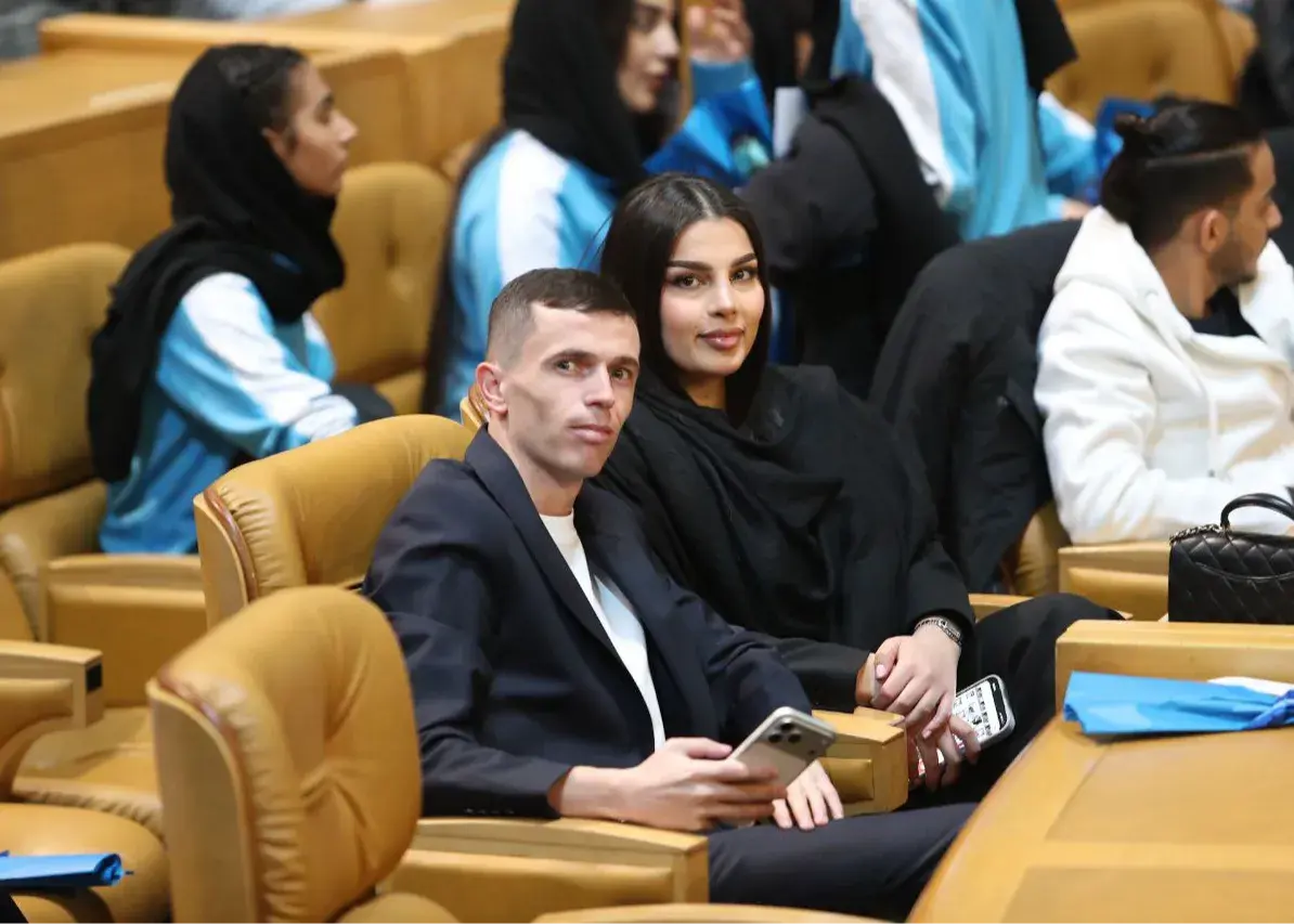 حضور چشم‌گیر همسر سوپراستار استقلال در جشن ۸۰ سالگی که همه را مجذوب کرد!