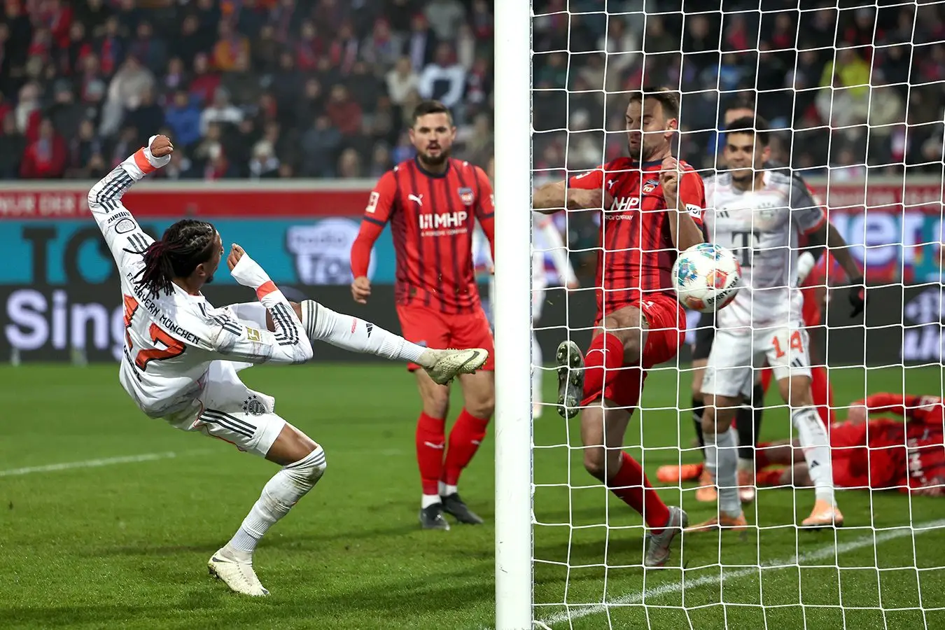 بایرن مونیخ رکوردشکنی کرد؛ صدرجدول را در تمام سال بلعید!