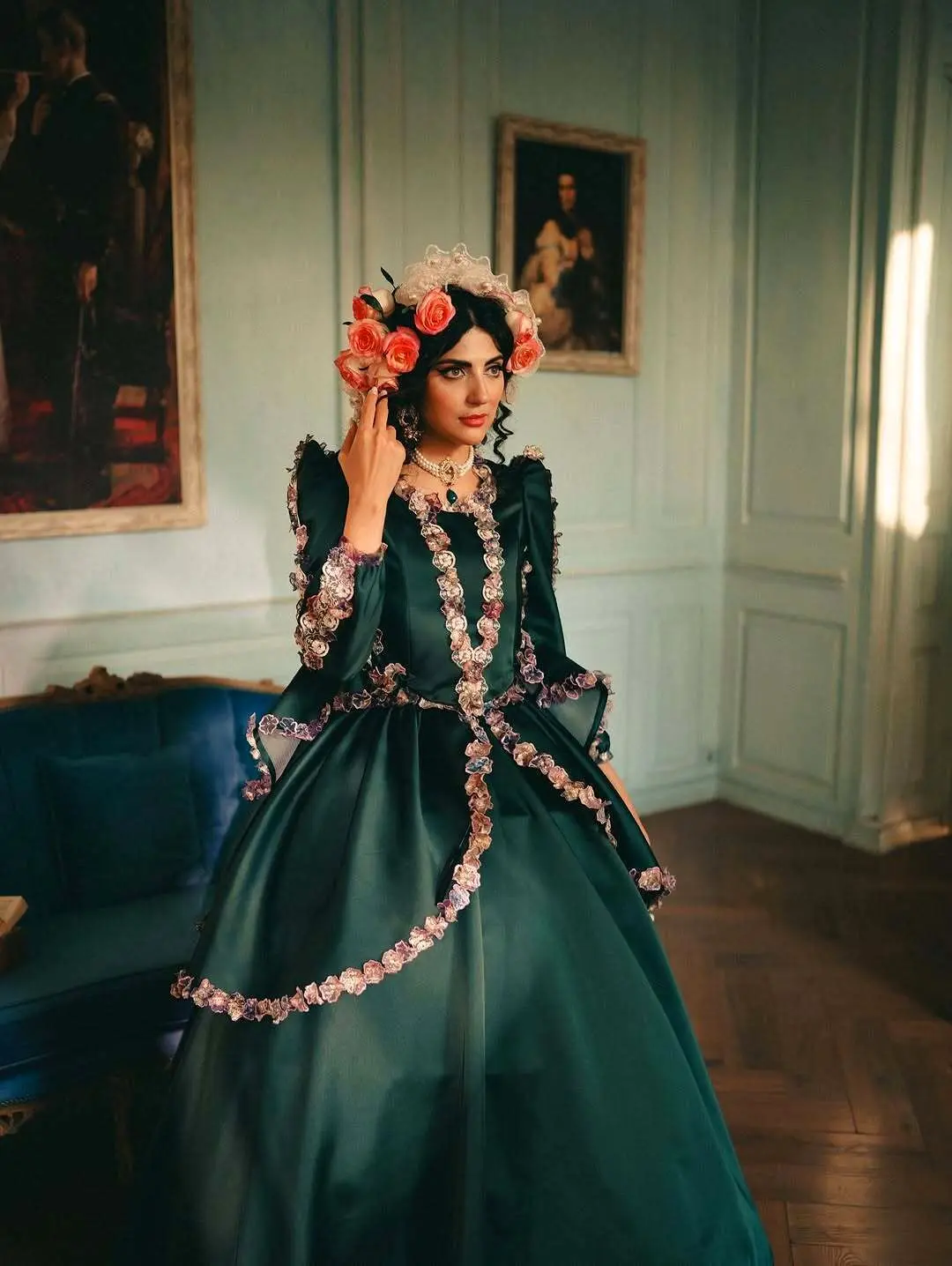 هلیا امامی با لباس‌های قدیمی