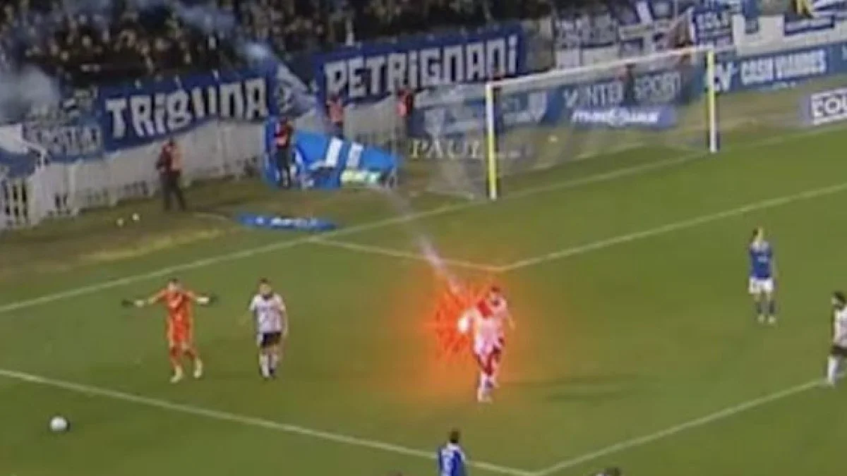 فشفشه‌ای که جان هافبک فوتبال را به خطر انداخت؛ بازی نیمه‌تمام ماند!