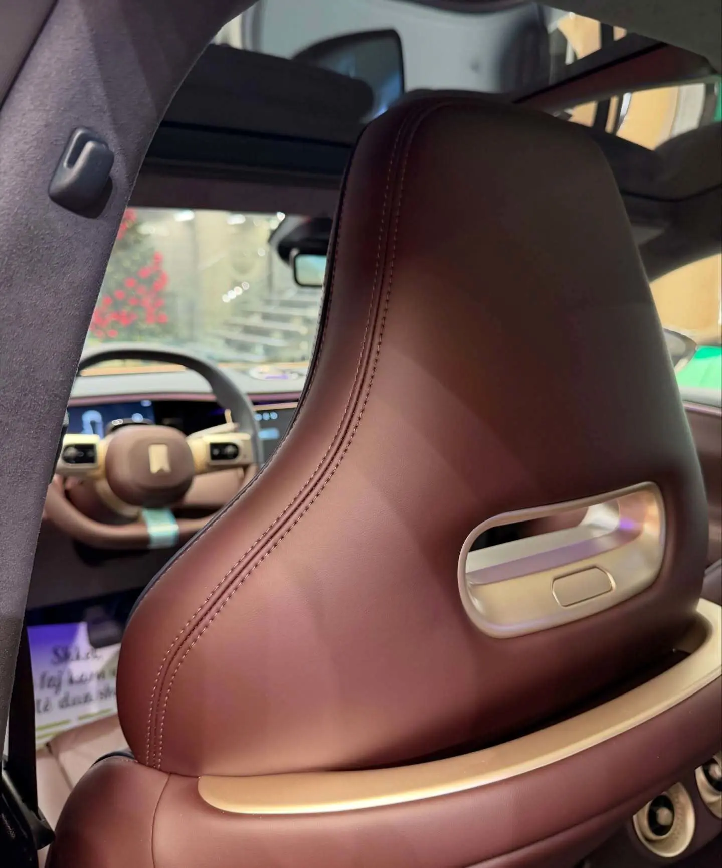 نمای ظاهری خودروی شاسی‌بلند الکتریکی آواتار ۱۱ الترا (AVATR 11 Ultra) به رنگ مشکی با رینگ‌های ۲۱ اینچی و باله عقب فعال.