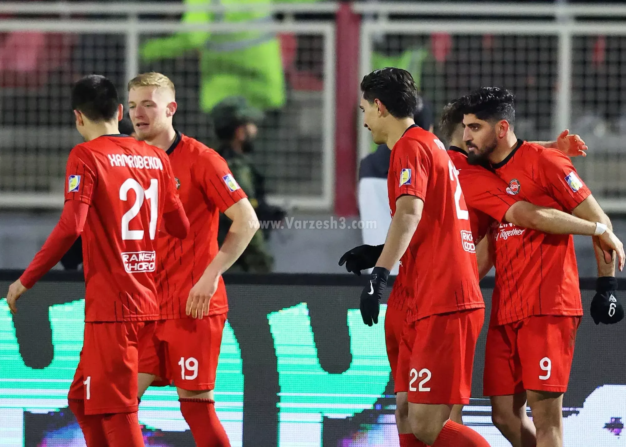 گل استثنایی ۳۰ متری ترابی، هدیه‌ای بی‌نظیر به هواداران تبریز در ورزشگاه یادگار امام!