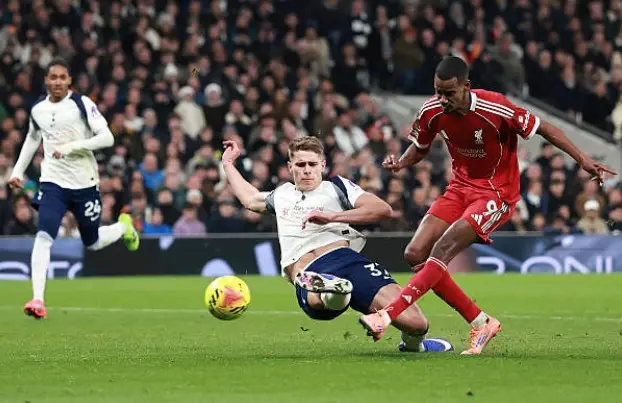 الکساندر ایساک؛ از شادی گل تا لحظه‌های پرتنش در بازی لیورپول و تاتنهام