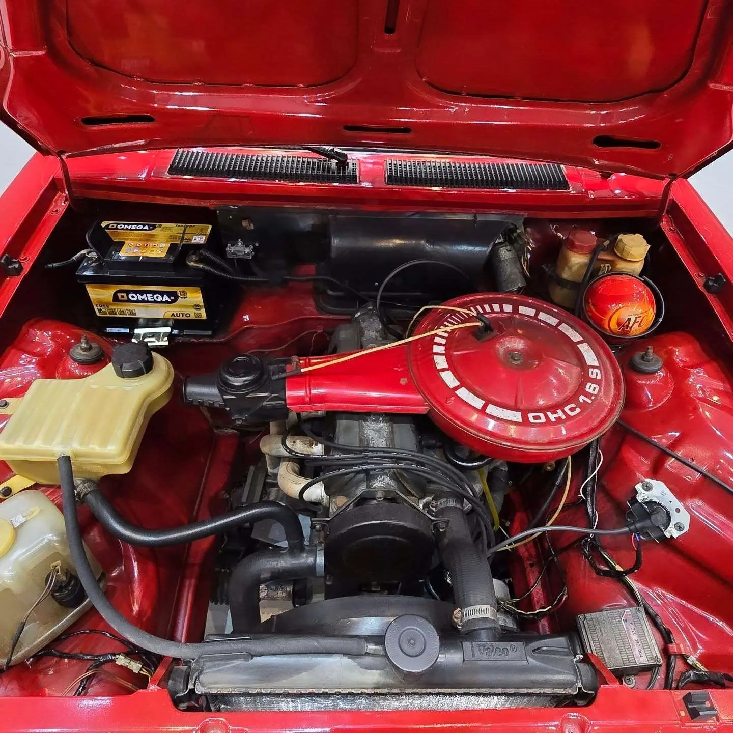 نمای خارجی خودروی شورولت شوت (GM Chevette SL) مدل ۱۹۸۹ به رنگ نوک‌مدادی با رینگ‌های اسپرت ۱۷ اینچی و چراغ‌های اورجینال در وضعیت بسیار سالم.