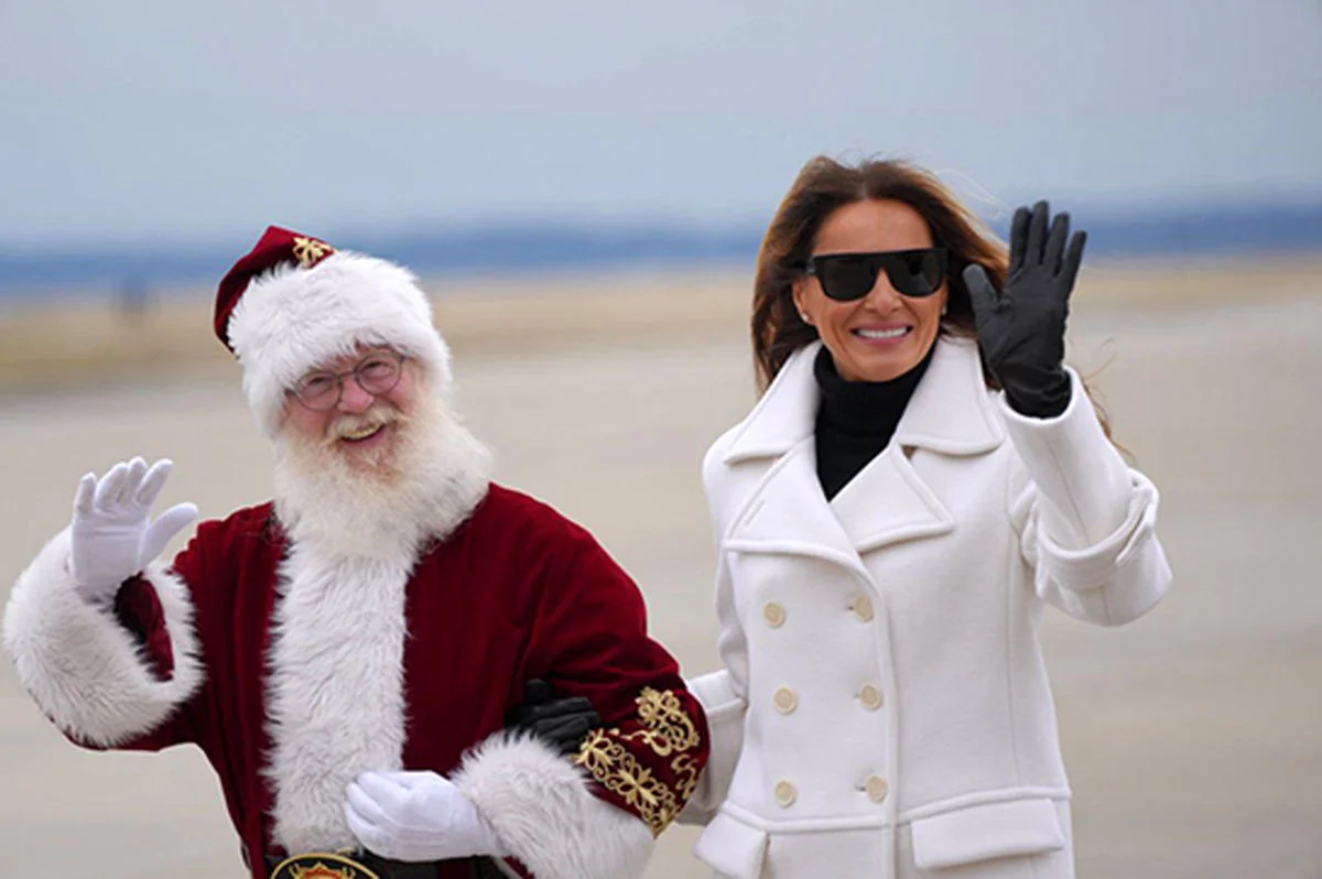 عکس‌های کریسمسی ملانیا ترامپ و بابانوئل خبرساز شد!