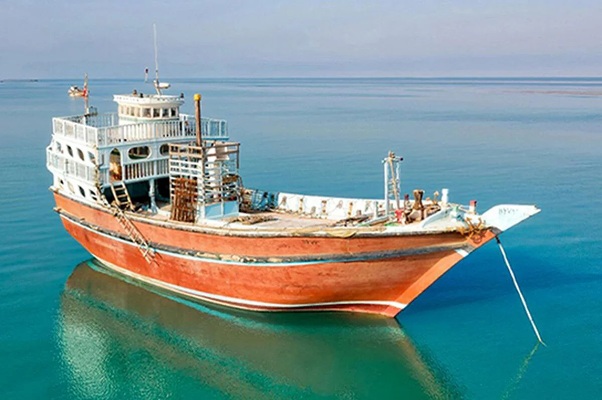 توقیف سه لنج صیادی غیرمجاز و دستگیری ۱۱ متهم در جاسک؛ پایان تخلف ترال در آب‌های خلیج فارس