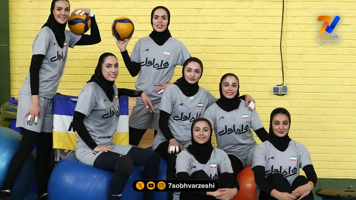 استایل متفاوت و جذاب دختران والیبالیست ایرانی با چادرهای گل‌گلی در امامزاده صالح