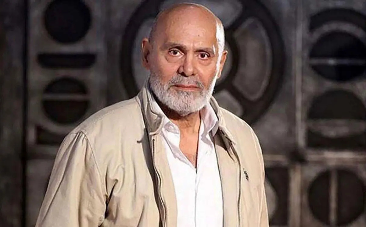 جمشید هاشم پور در ۲۷ سالگی با صدایی متفاوت در نقش خواننده کافه‌ای ظاهر شد!