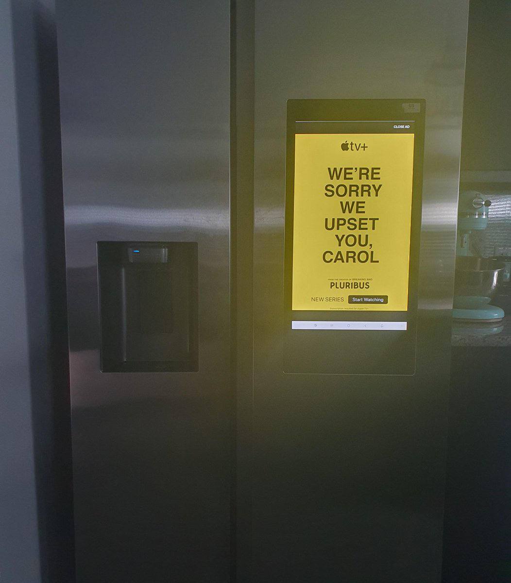 photo 5884392232939359087 y فردی به دلیل تبلیغات عجیب سریال Pluribus دچار حمله عصبی شد - نمابان و به نقل از گیمفا