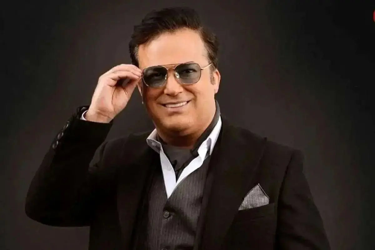 حامد آهنگی با بوسه‌ای پر احساس دستان مادرش را در کنسرتش نوازش کرد! ویدئوی حیرت‌انگیز