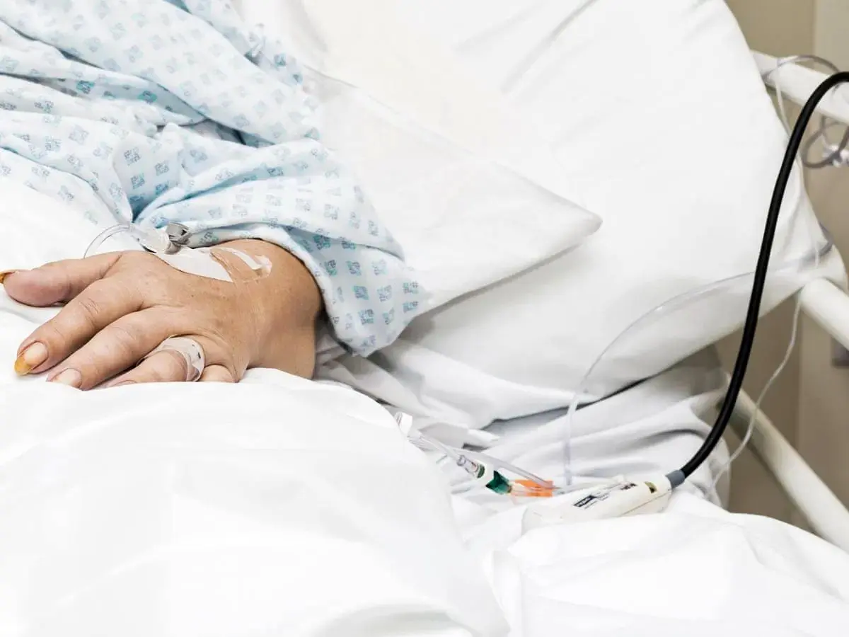 تماشا کنید: لحظه‌ای تکان‌دهنده از خشونت بی‌سابقه پزشک در بیمارستان!