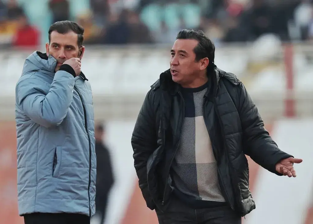 خداداد عزیزی با فریادی پرتنش خطاب به بیژن حیدری: «بیا پای مانیتور!» دربی پرحاشیه تراکتور-پرسپولیس