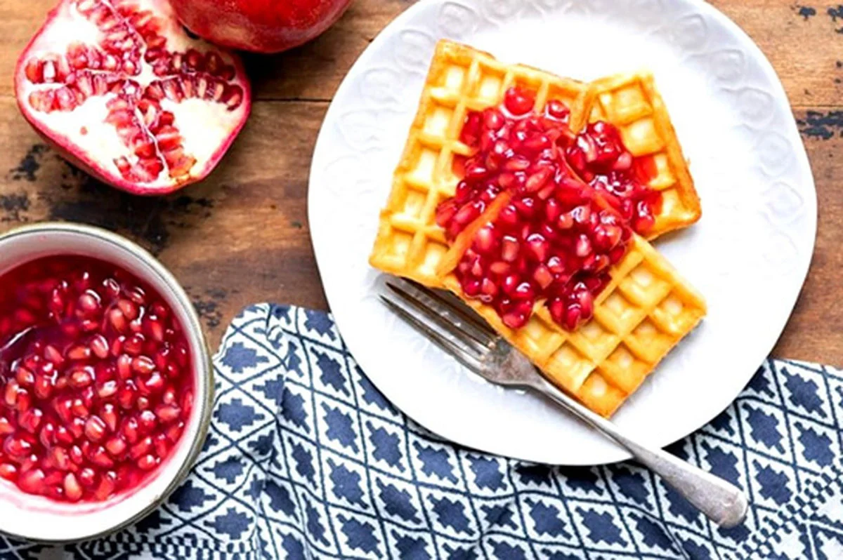 طرز تهیه کمپوت انار داغ؛ دسر خوش‌رنگ و گرم برای شب یلدا که همه را شگفت‌زده می‌کند!