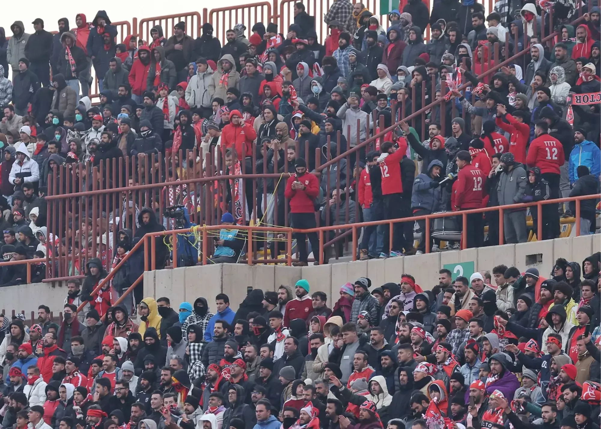 ورزشگاه پر شد اما بلیت کم بود؛ تراکتور سه برابر ظرفیت آمد!