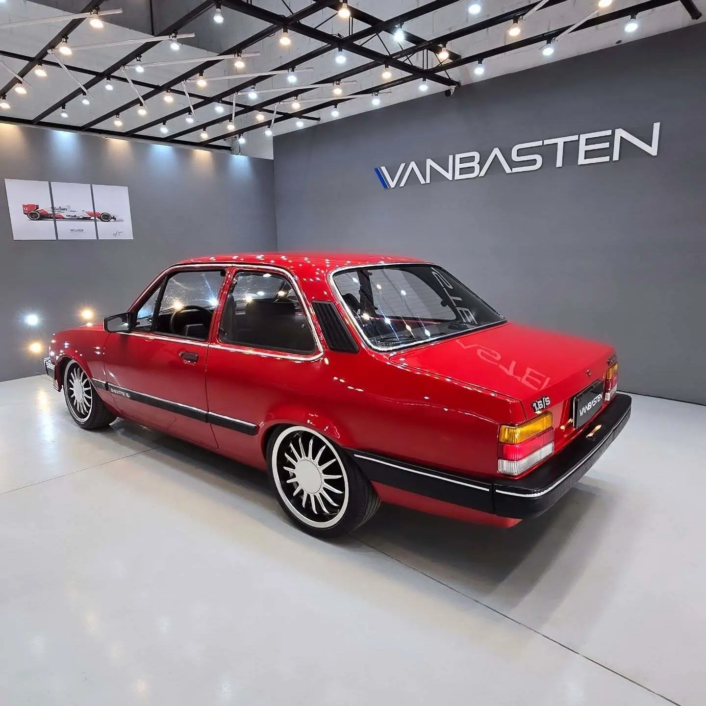 نمای خارجی خودروی شورولت شوت (GM Chevette SL) مدل ۱۹۸۹ به رنگ نوک‌مدادی با رینگ‌های اسپرت ۱۷ اینچی و چراغ‌های اورجینال در وضعیت بسیار سالم.