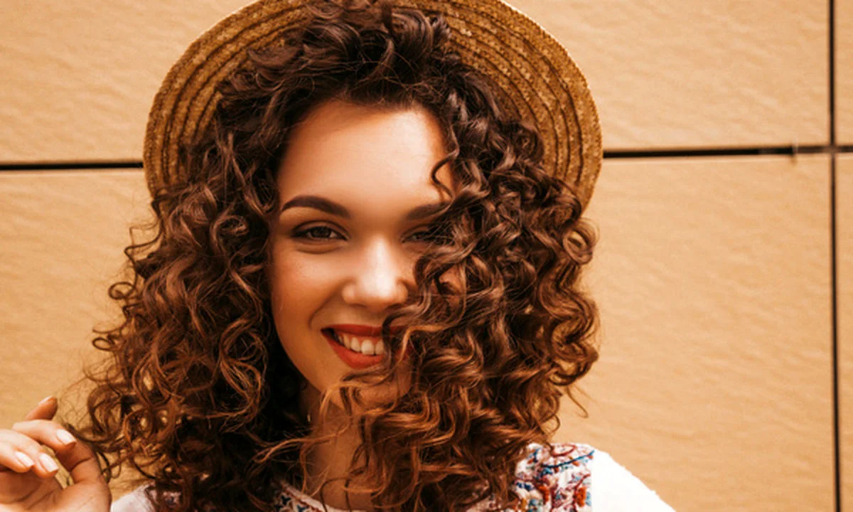 قیمت فر مو دائم در ۱۴۰۴؛ چقدر برای جذابیت موهای فر باید هزینه کرد؟