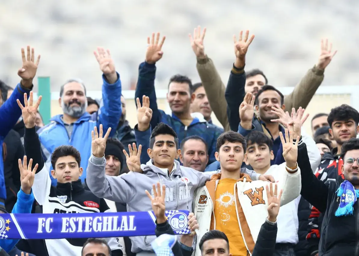 هواداران استقلال در سرمای خرم‌آباد؛ تیم محبوب را تنها نگذاشتند!