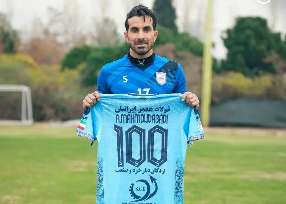 اهدای پیراهن شماره یکصد به ستاره چادرملو