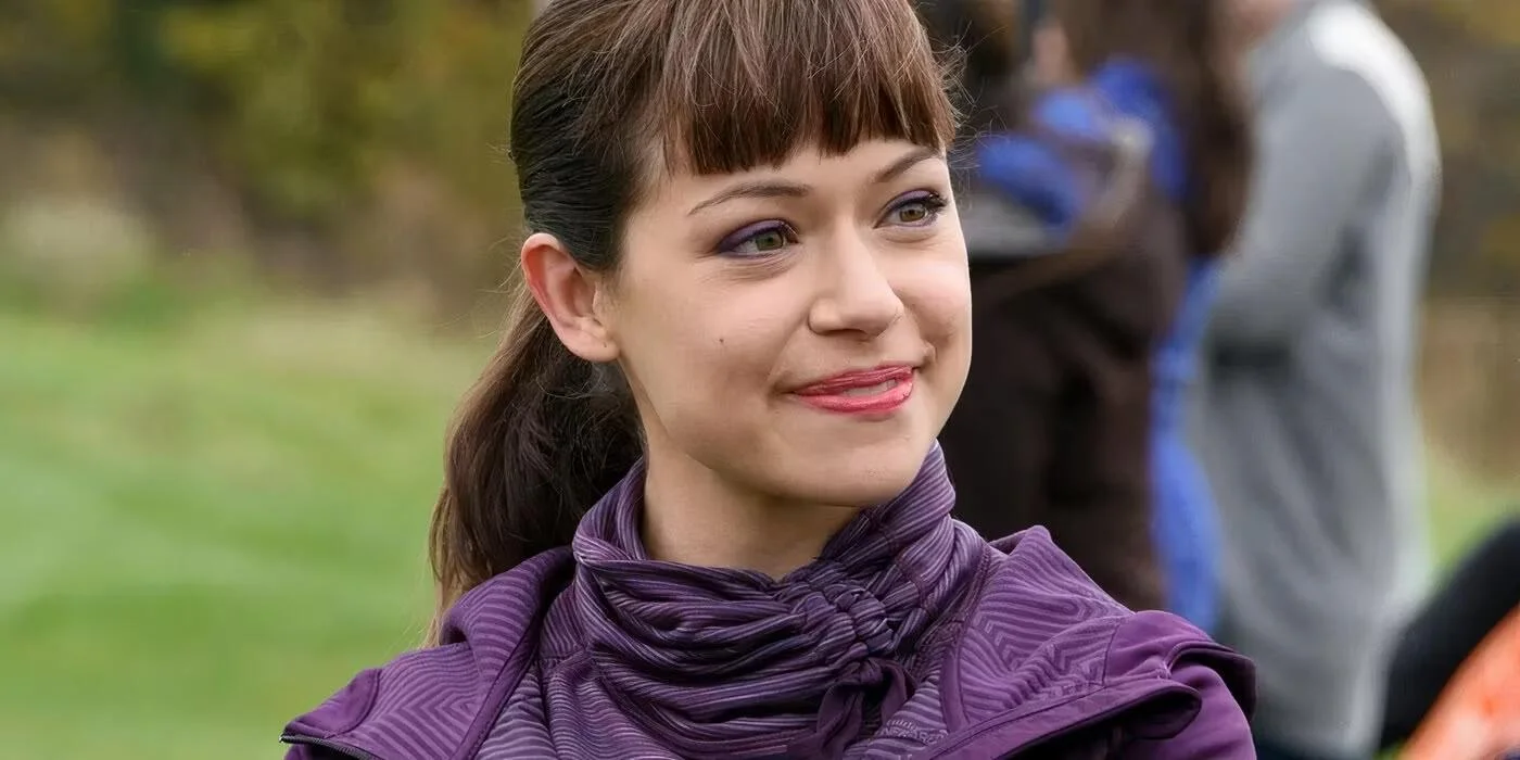 tatiana maslany as soccer mom alison looking worried in orphan black ۲۰ شخصیت ماندگار دنیای سریال که تصورشان با بازیگر دیگری غیرممکن است