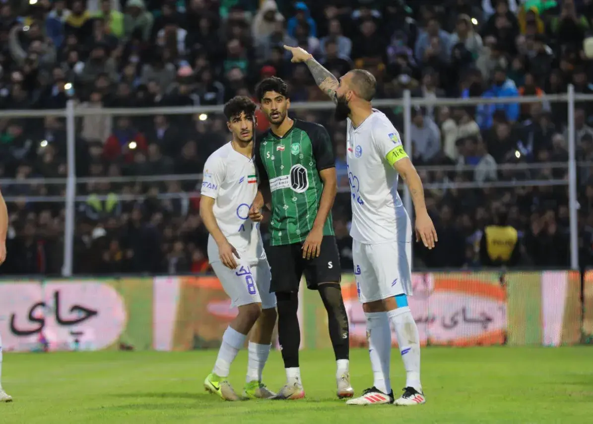 سُر خوردن عجیب مدافع خیبر؛ بازی به نفع استقلال تغییر کرد!