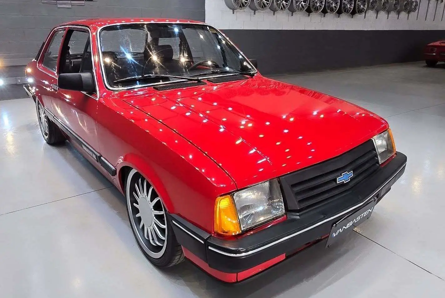 نمای خارجی خودروی شورولت شوت (GM Chevette SL) مدل ۱۹۸۹ به رنگ نوک‌مدادی با رینگ‌های اسپرت ۱۷ اینچی و چراغ‌های اورجینال در وضعیت بسیار سالم.