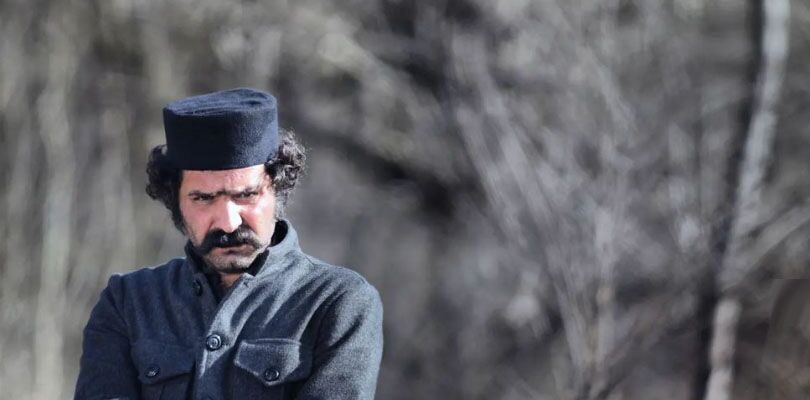 چاوش خان تفنگچی مهربان سریال گیلدخت، در آغوش مادر کشاورزش با تیپ و استایل امروزی