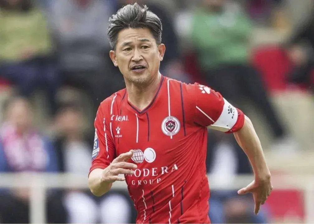 پیرمرد ۵۸ ساله ژاپنی فوتبال را ترک نمی‌کند؛ آغاز چهل و یکمین فصل با تیم جدید!