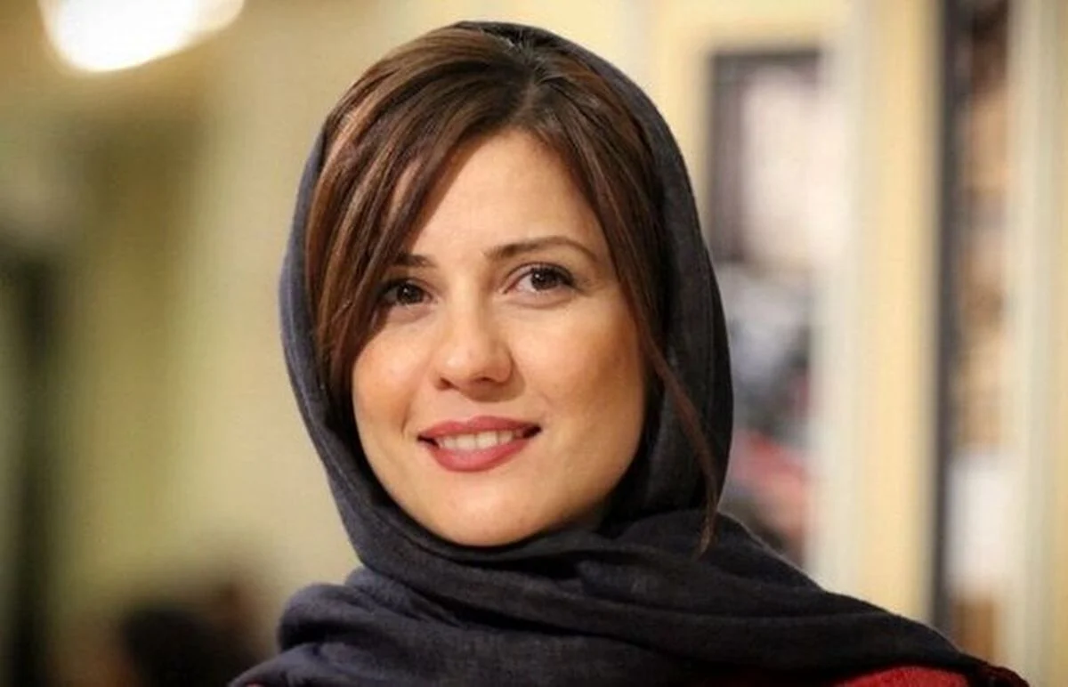 سارا بهرامی با استایل مونوکروم خاکستری در اختتامیه جشنواره همه را شگفت‌زده کرد!