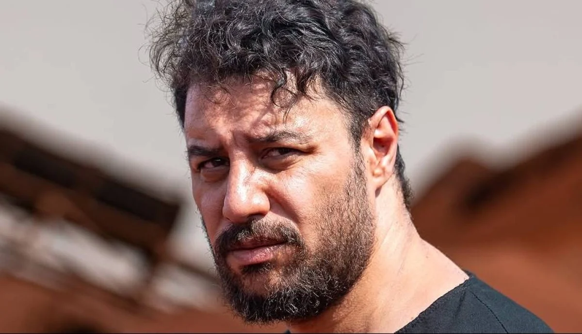 واکنش جواد عزتی به بادیگارد در جشن حافظ وایرال شد