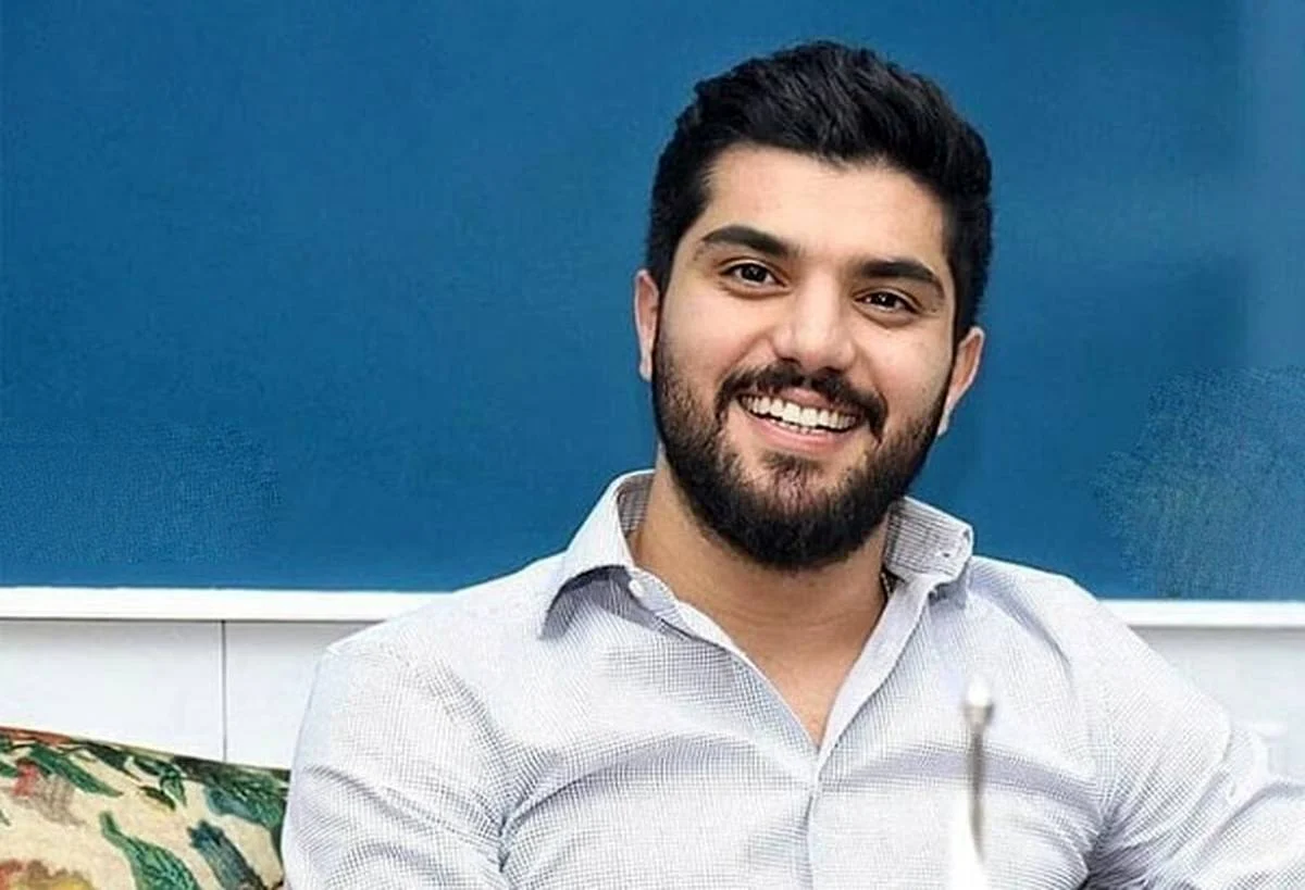 سینا مهراد مجری شد؛ بازگشت متفاوت به تلویزیون