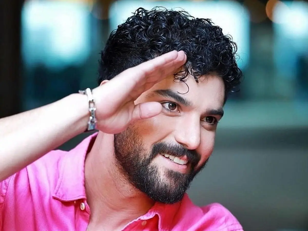 سینا مهراد با اجرای مسابقه ورزشی «کاپیتان» به تلویزیون بازمی‌گردد!