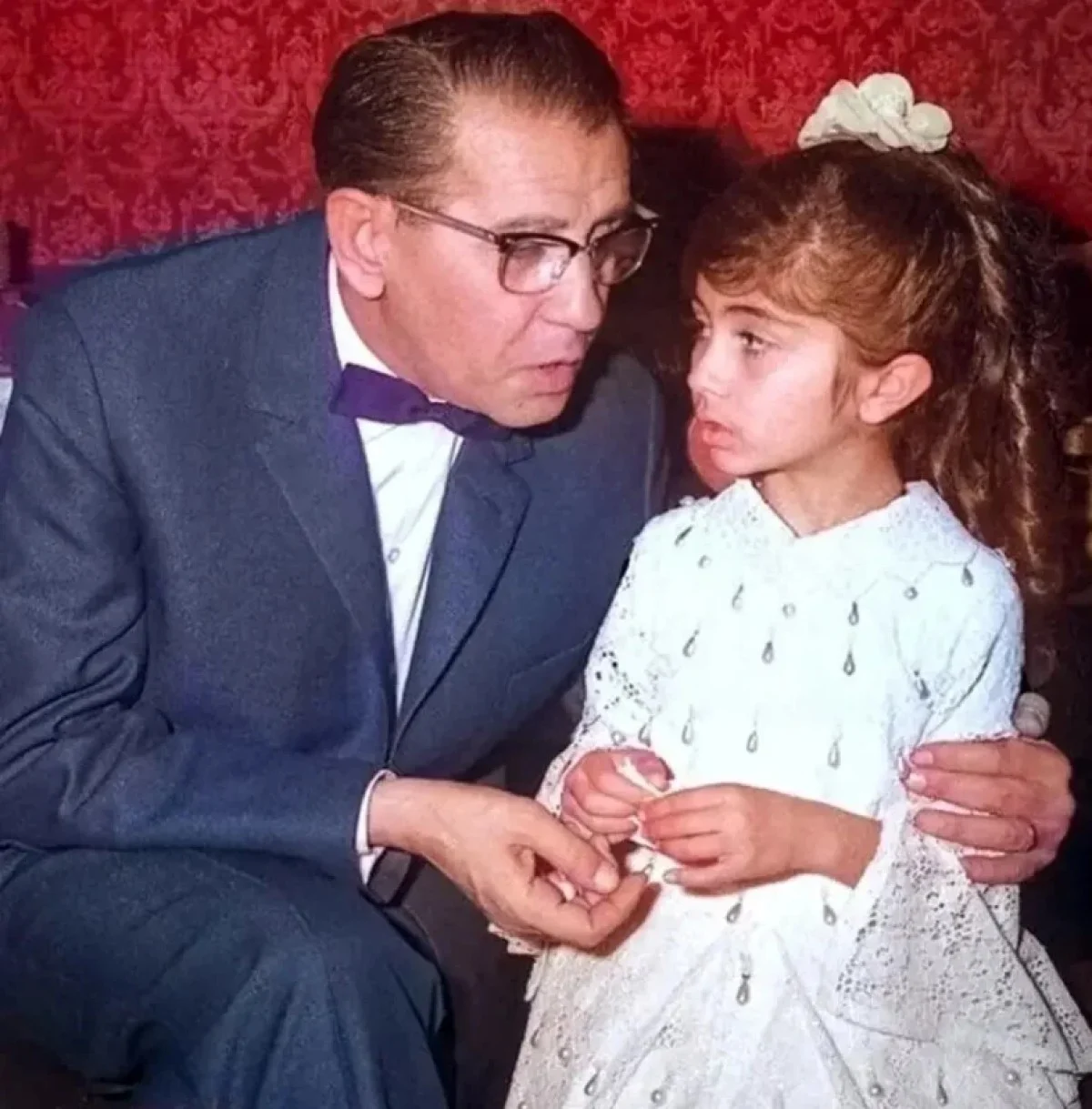 عکس نایاب لیلا فروهر در خانه پدری در دهه ۴۰